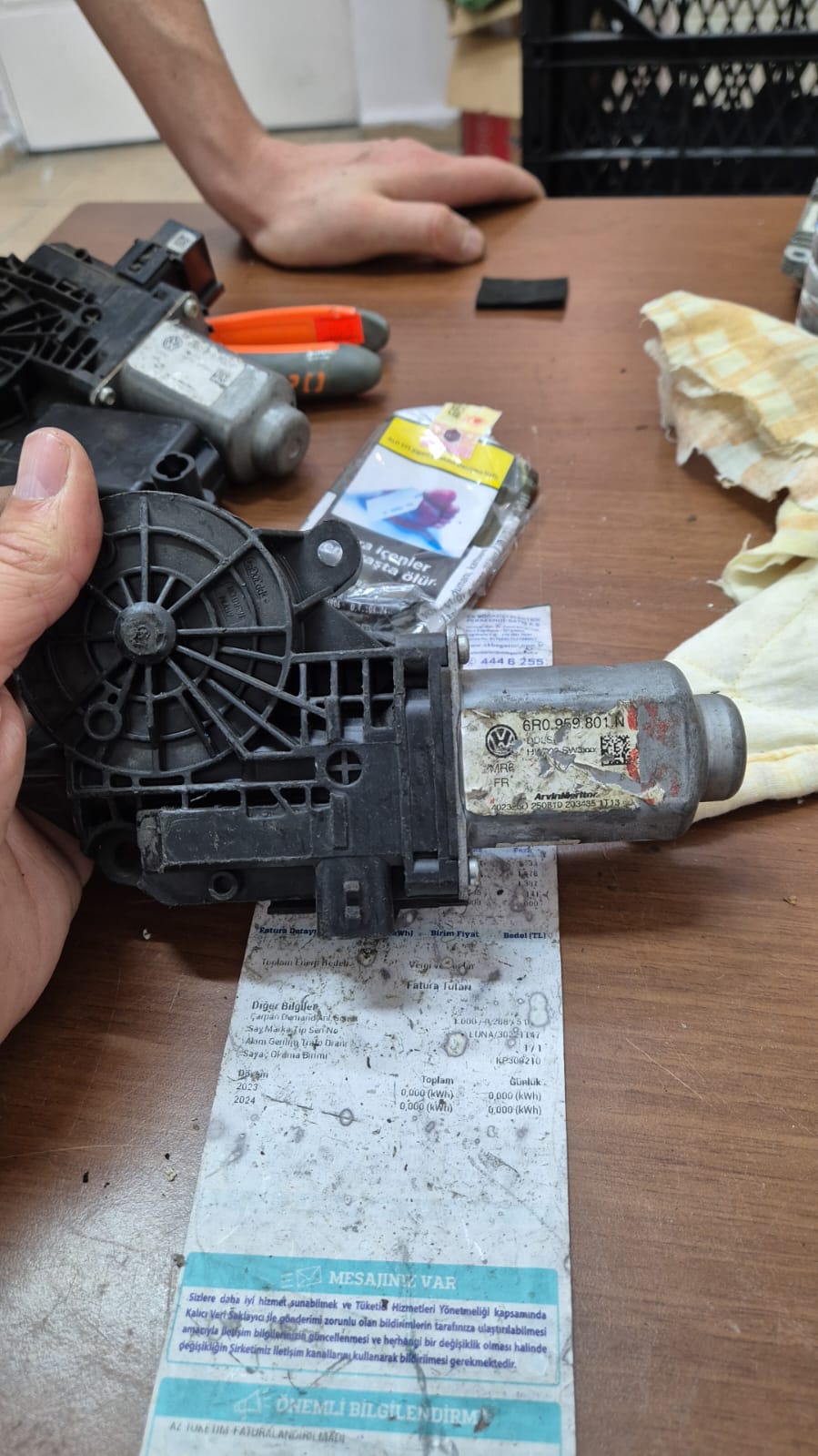 SEAT IBIZA ÖN SOL CAM BEYNİ VE MOTORU 6R0959801N